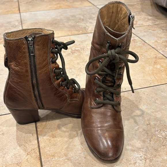 FRYE Zipper Up Soft Leather Bootie 2 inches Heels size 9 - Picture 10 of 14